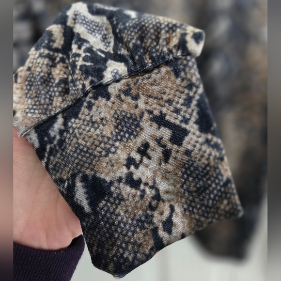 Carmen Carmen Marc Valvo Velvet Snake Print Turtleneck Top - Picture 4 of 6